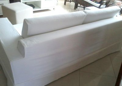 Capa para sofá  linha reta, com almofadas soltas, praticidade na retirada e na colocação ao serem lavadas